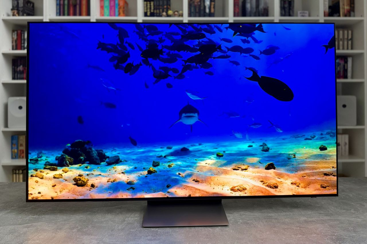 Samsung OLED S90H - gradient ciemnych kolorów.