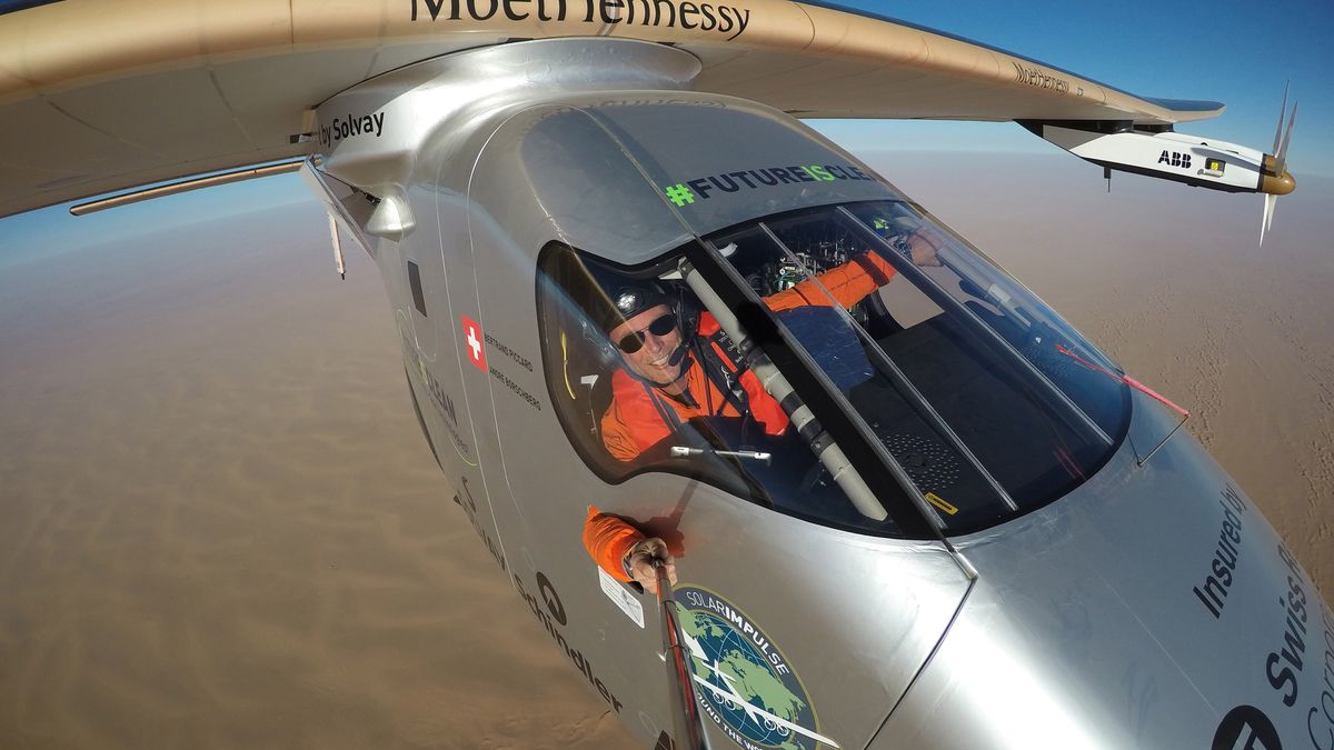 Betrand Piccard jako pierwszy okrążył Ziemię samolotem Solar Imp