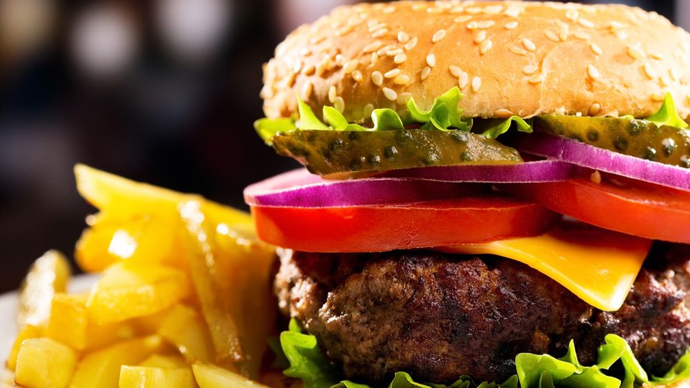 Powiększony hamburger z przyprawami