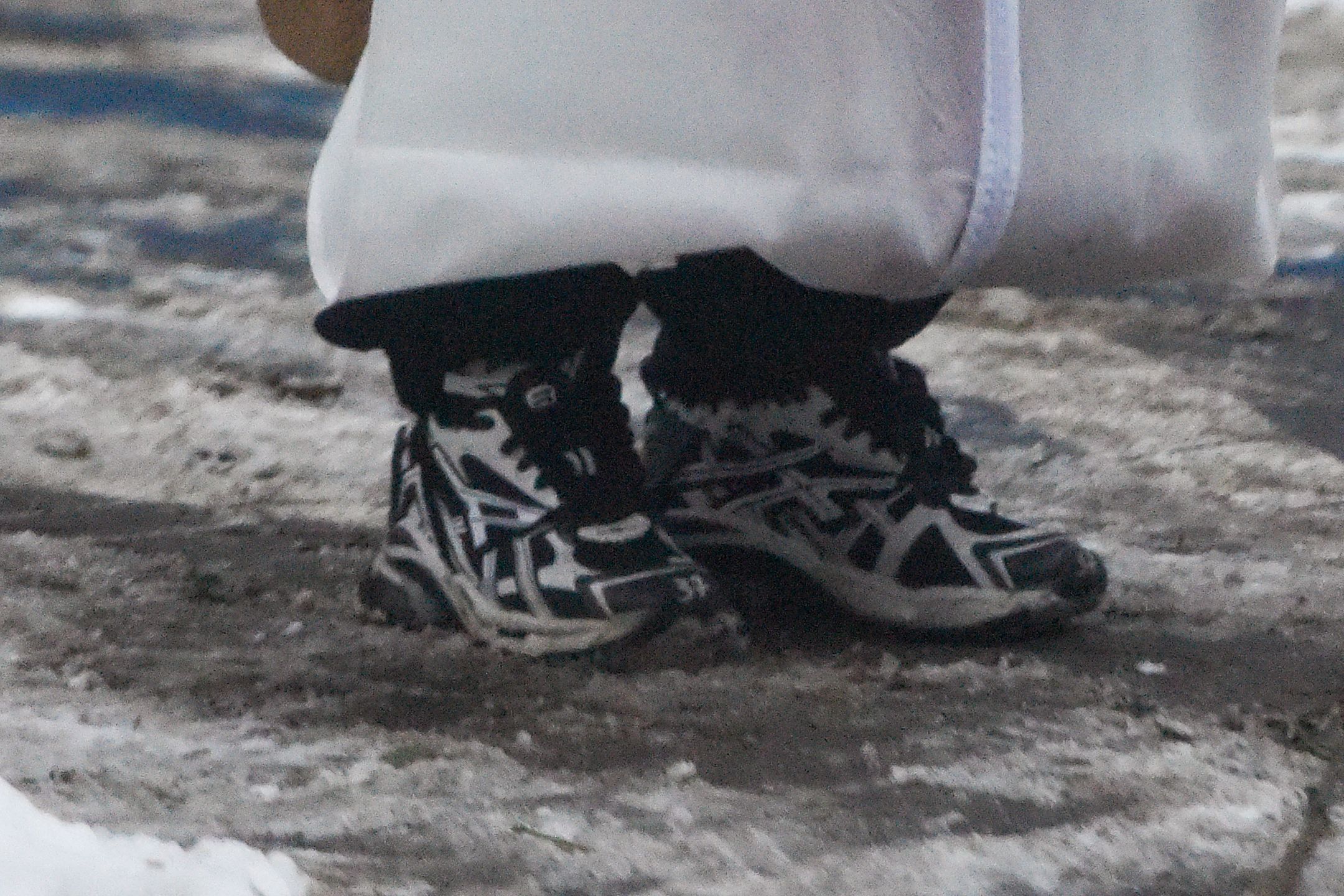 Maffashion zaspokaja głód nikotynowy przed butikiem Macieja Zienia