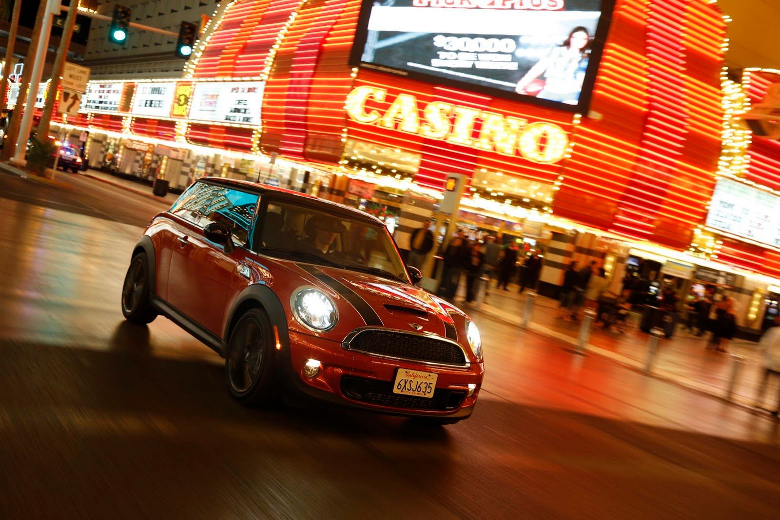 Galeria Mini jako celebracja sprzedaży półmilionowego egzemplarza w USA 205