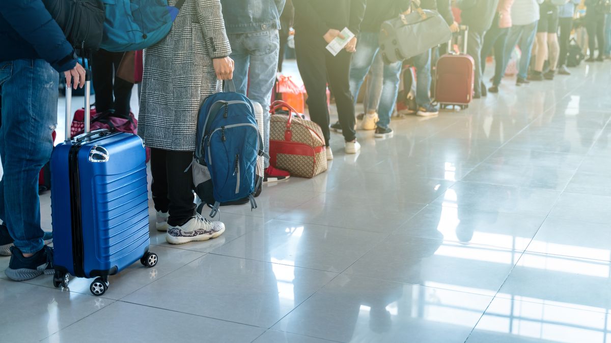 Pasażerowie w kolejce