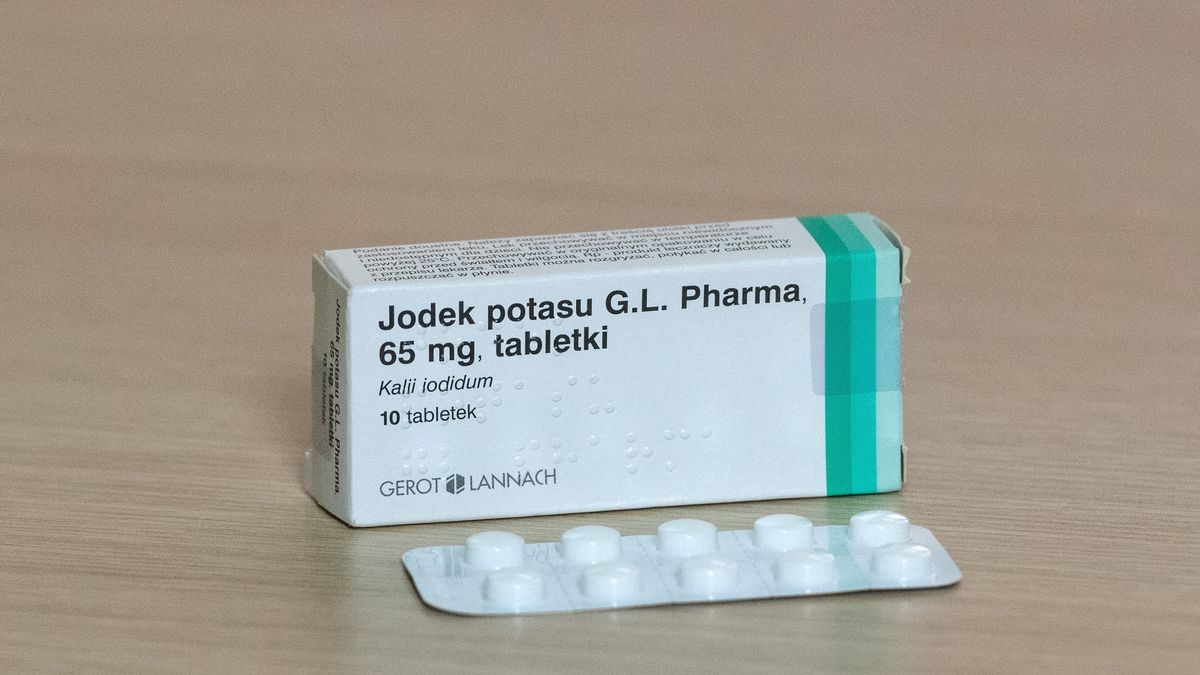 Tabletki z jodkiem potasu przyjmuje się wyłącznie w sytuacji zagrożenia radiacyjnego po to, aby tarczyca przyjęła go zamiast jodu napromieniowanego.