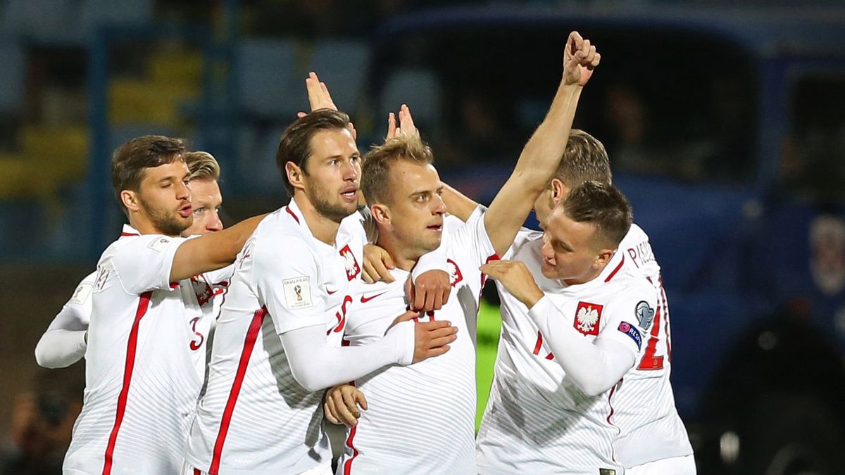 Piłkarze reprezentacji Polski cieszą się z gola