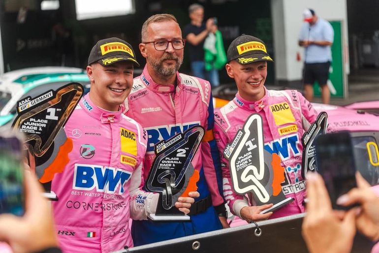 Krzysztof Romanczuk (w środku) od ponad dekady jest mechanikiem BWT Muecke Motorsport