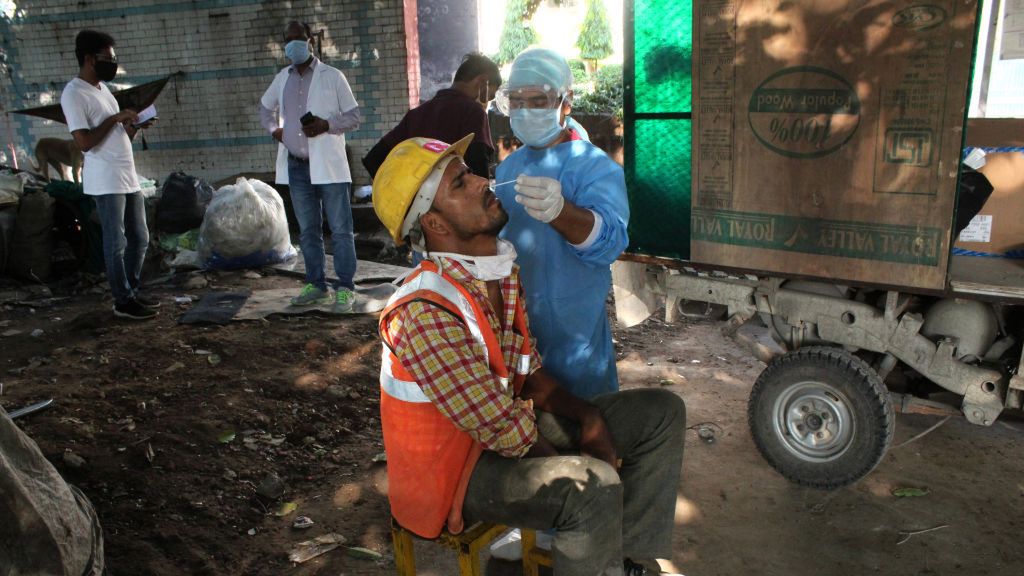 Getty Images / Mayank Makhija/NurPhoto / Na zdjęciu: przeprowadzanie testu na obecność COVID-19 w Indiach