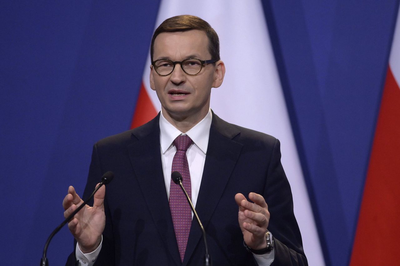 Premier Mateusz Morawiecki składa życzenia Polakom. Apeluje o pozostanie w domach 