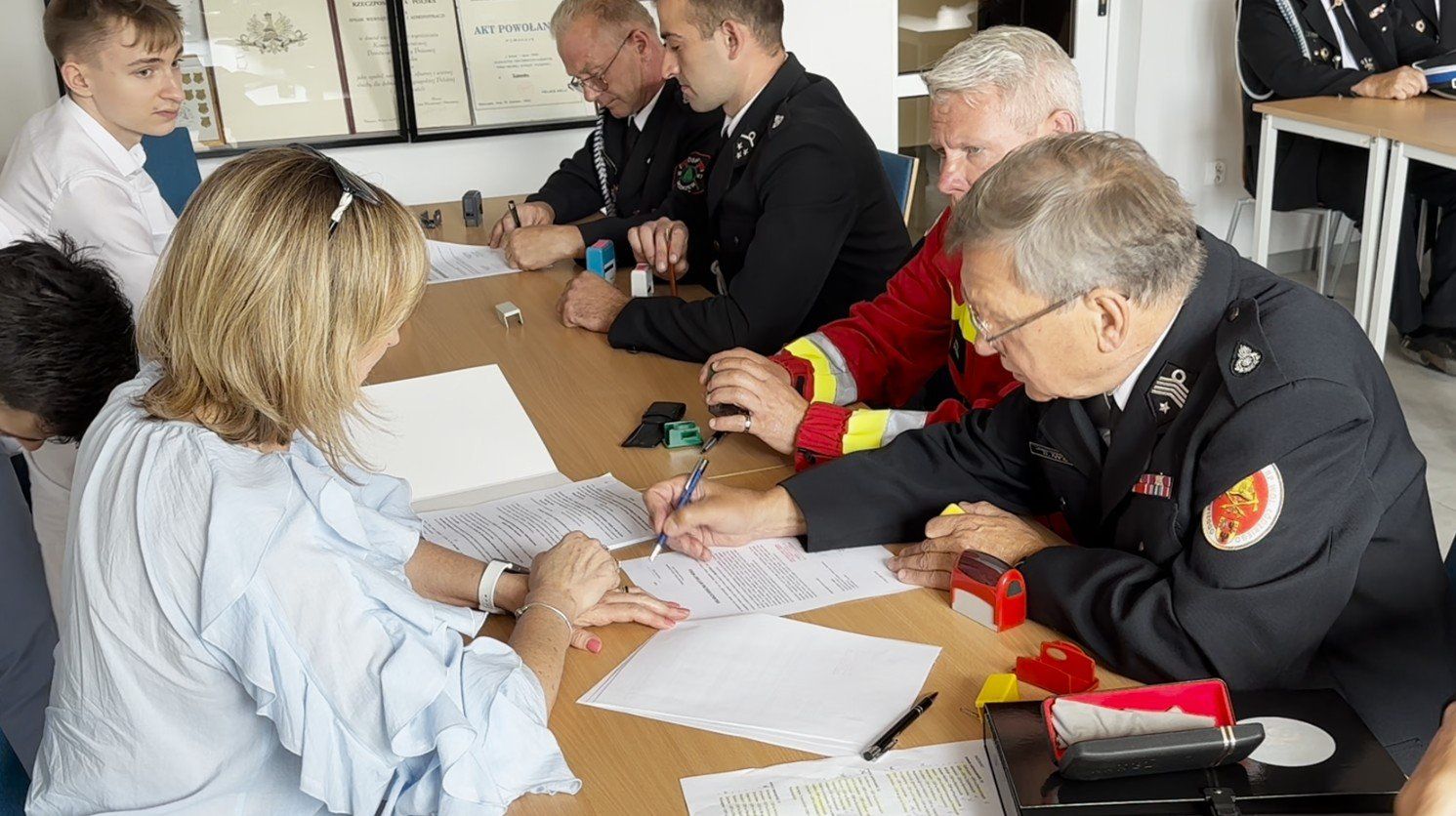 Strażacy ochotnicy z trzech powiatów (radomszczański, piotrkowski, opoczyński) podpisali w KP PSP w Radomsku umowy z Wojewódzkim Funduszem Ochrony Środowiska