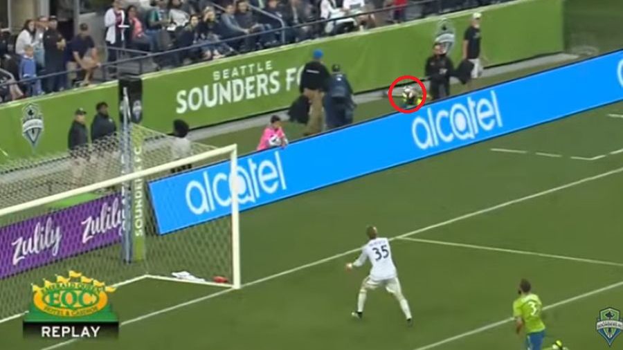 YouTube / Seattle Sounders FC / Lob Paco Alcacera w meczu Seattle vs BVB