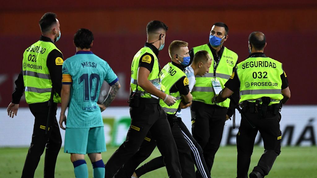 Zdjęcie okładkowe artykułu: Getty Images / David Ramo / Na zdjęciu: intruz w meczu Barcelony