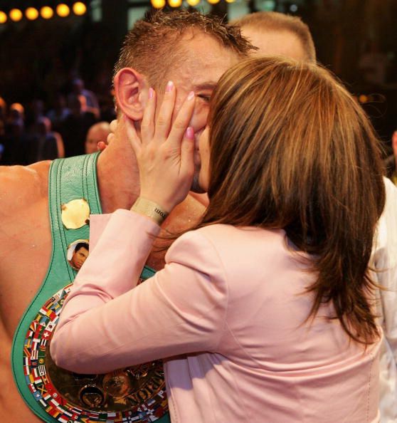 WBC Light Heavyweight Championship Tomasz Adamek v Thomas Ulrich
DUSSELDORF, GERMANY - OCTOBER 15:  Tomasz Adamek of Poland and winner of this fight kisses his wife Dorota after the WBC Light Heavyweight Championship bout at the Dusseldorfer Mehrzweckhalle on October 15, 2005 in Dusseldorf, Germany.  (Photo by Martin Rose/Bongarts/Getty Images)
Martin Rose
EOS1DMkII-238242 Deutschland Duesseldorf D?sseldorf Schwergewich