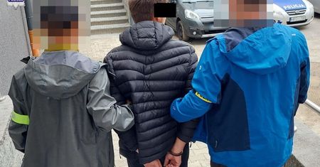 Najpierw ukradł opla. Później pojechał przebrać się za księdza
