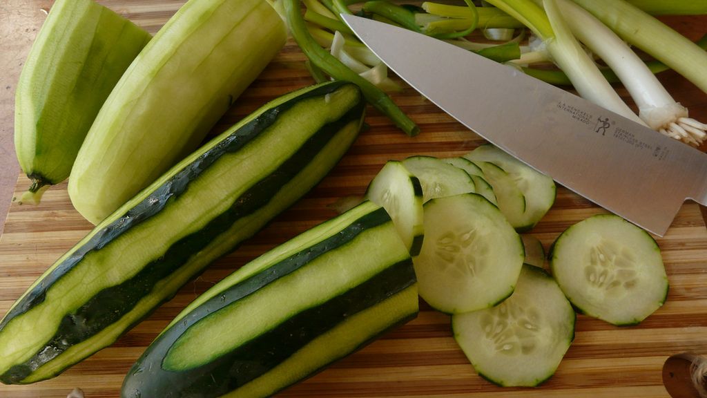 Surowy ogórek bez skórki
