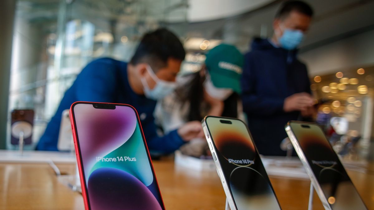 People look at i-Phone 14 models at an Apple store at a mall in Beijing, China, 03 November 2022. Around 600,000 people have been put in lockdown by Chinese authorities near the world's largest iPhone factory in Zhengzhou, Henan province, after 359 COVID-19 were recorded on 02 November. EPA/MARK R. CRISTINO Dostawca: PAP/EPA.