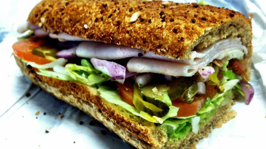 Kanapka na białym pieczywie z piersią z indyka, sałatą i pomidorem (Subway)