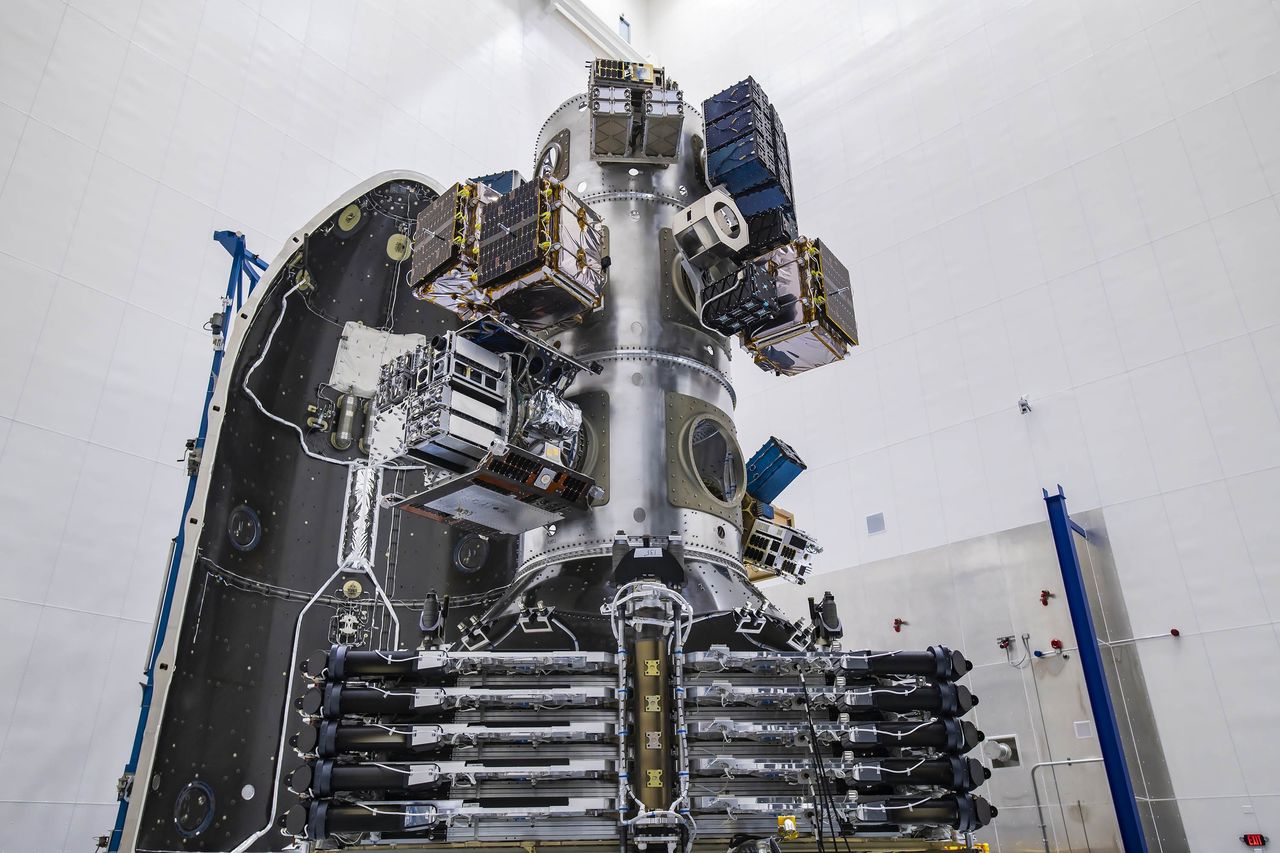 Trzy mikrosatelity ICEYE w zasobniku rakiety Falcon 9, dostarczone na orbitę podczas misji Transporter-1