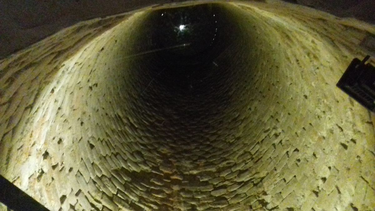 Studnia w podziemiach oficyn ratusza w Zamościu 