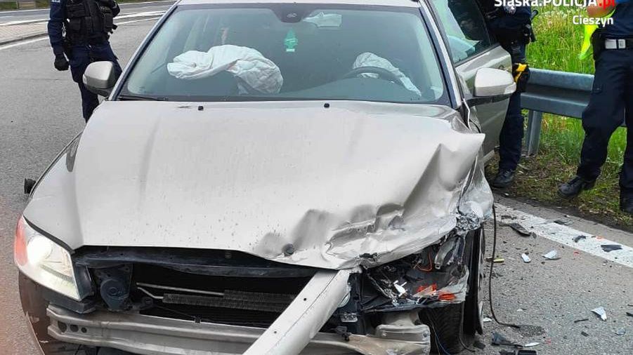 Pościg zakończył się po tym, jak kierowca stracił panowanie nad autem i uderzył w bariery