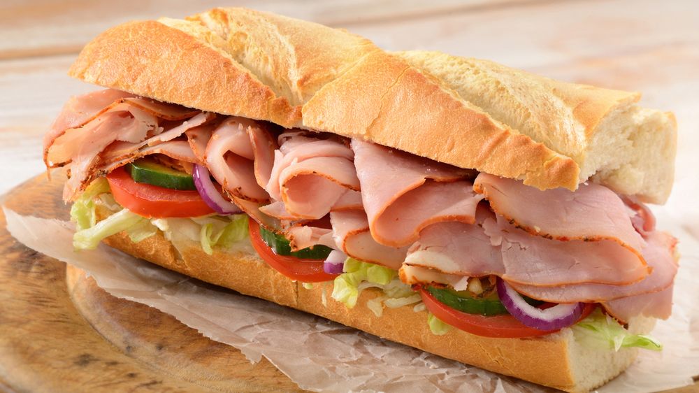 Kanapka Black Forest na białym pieczywie z szynką, sałatą i pomidorem (Subway)