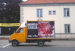 Warszawa. Sama przeciwko antyaborcyjnej furgonetce. Kobieta wstrzymała akcję fundacji Pro-Prawo do Życia