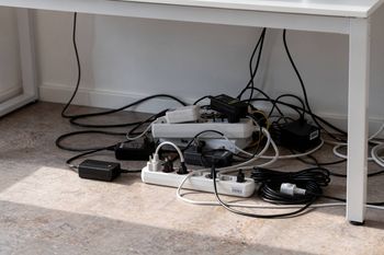 Za mało gniazdek, za dużo przedłużaczy. Elektryczne błędy, które wychodzą dopiero po przeprowadzce
