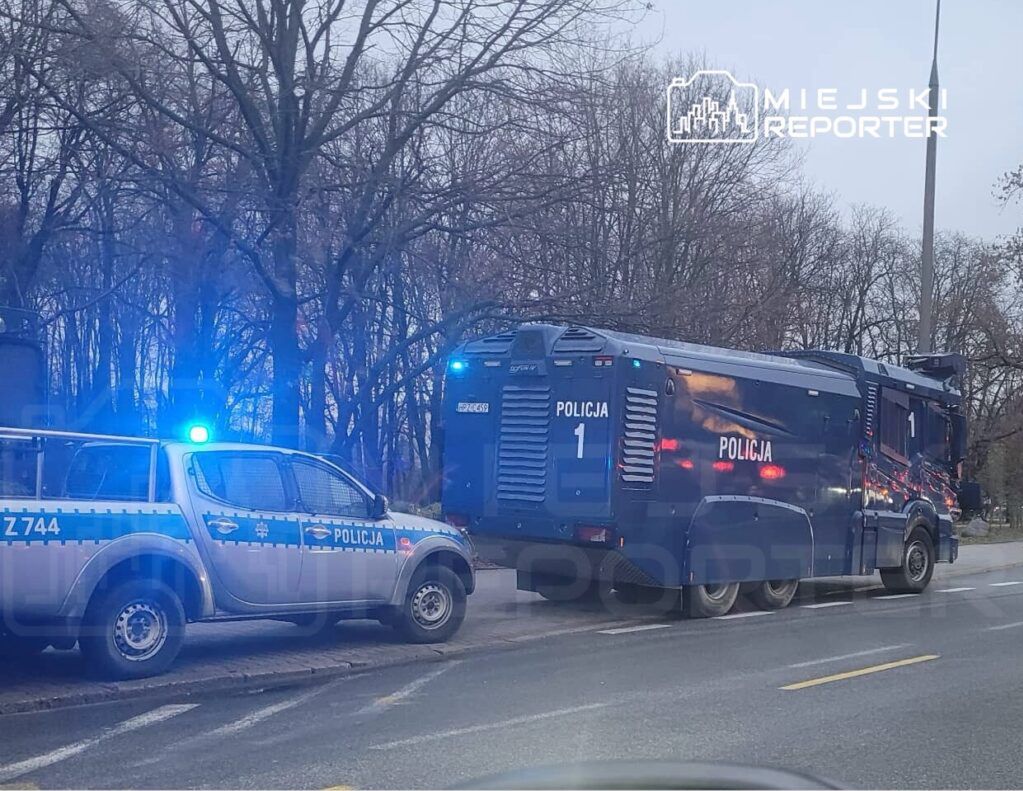 Warszawa: Mnóstwo policji w rejonie Pola Mokotowskiego. Policjanci zabezpieczają kibiców