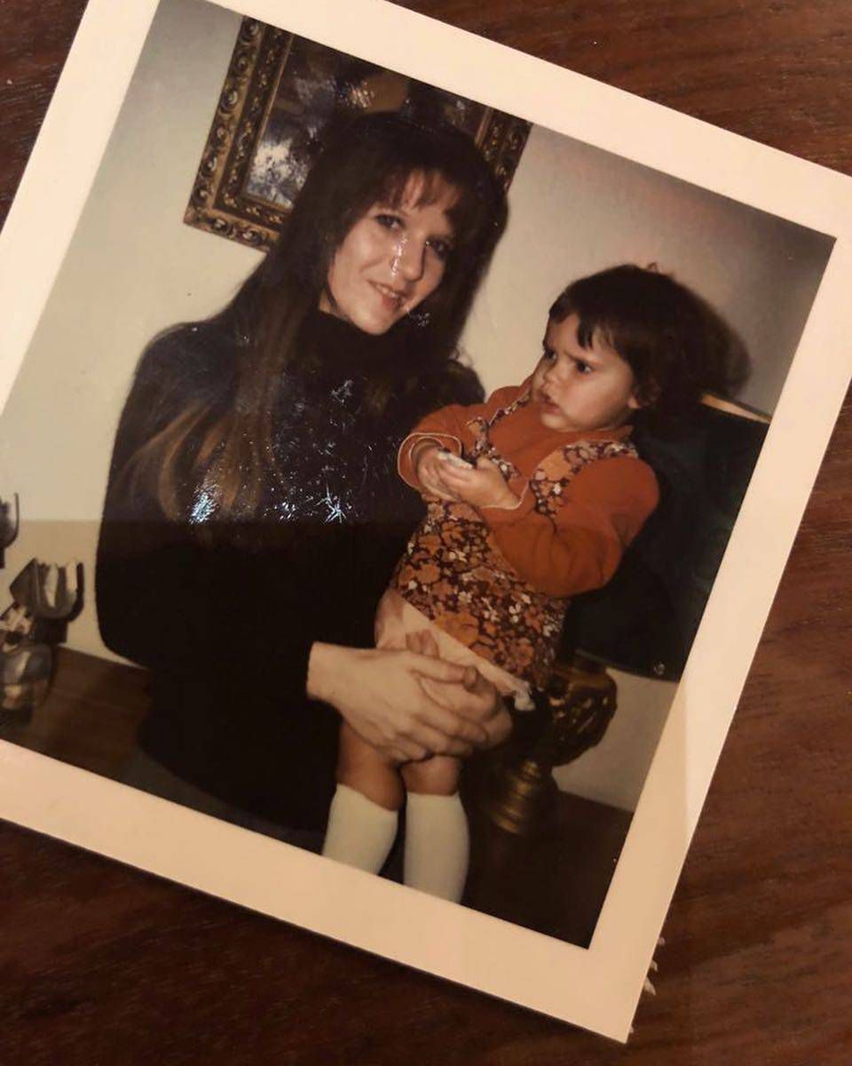 Victoria Beckham jako mała dziewczynka pozuje z mamą