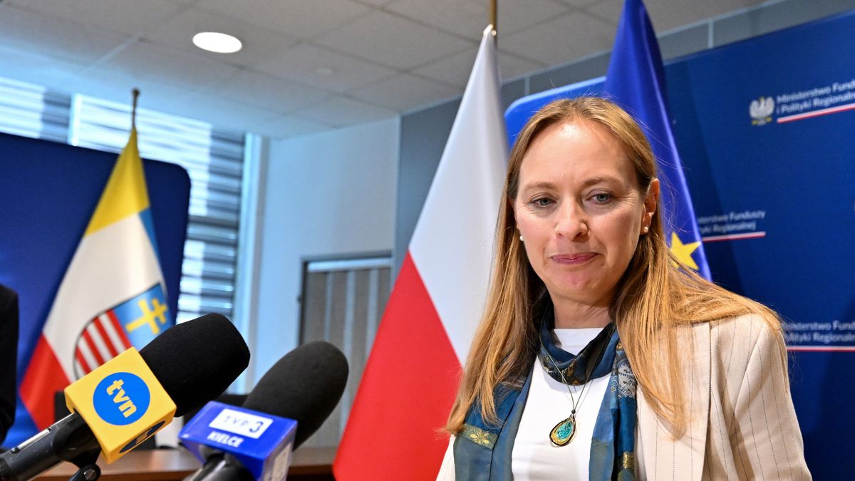 Kielce, 08.08.2024. Minister funduszy i polityki regionalnej Katarzyna Pełczyńska-Nałęcz podczas konferencji prasowej w Świętokrzyskim Urzędzie Wojewódzkim w Kielcach, 8 bm. Tematem spotkania było wsparcie z Krajowego Planu Odbudowy dla samorządów z województwa świętokrzyskiego. (sko) PAP/Piotr Polak