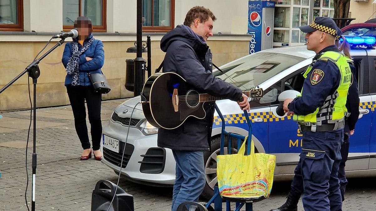 Interwencja Straży Miejskiej do ulicznego grajka na deptaku