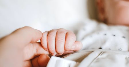 Niemowlę zmarło w łóżeczku. Są wyniki sekcji