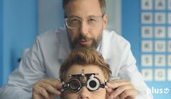 Szymon Majewski jako okulista promuje rejestrowanie numerów prepaidowych w Plusie (wideo)