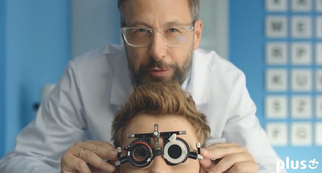 Szymon Majewski jako okulista promuje rejestrowanie numerów prepaidowych w Plusie (wideo)