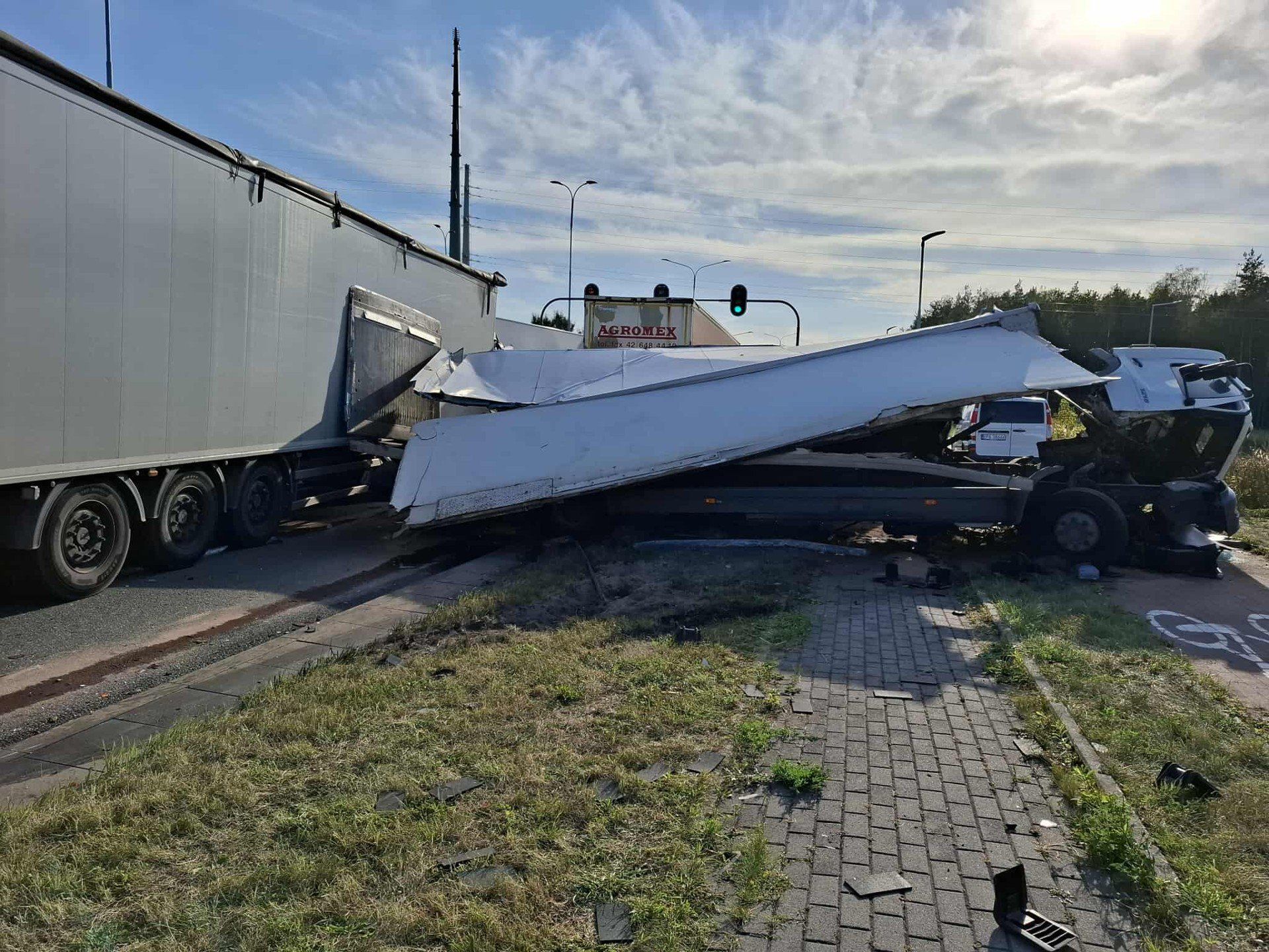Wypadek na al. Ofiar Terroryzmu w Łodzi. Zderzyły się 3 ciężarówki