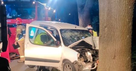 Śmiertelny wypadek. Samochód uderzył w drzewo