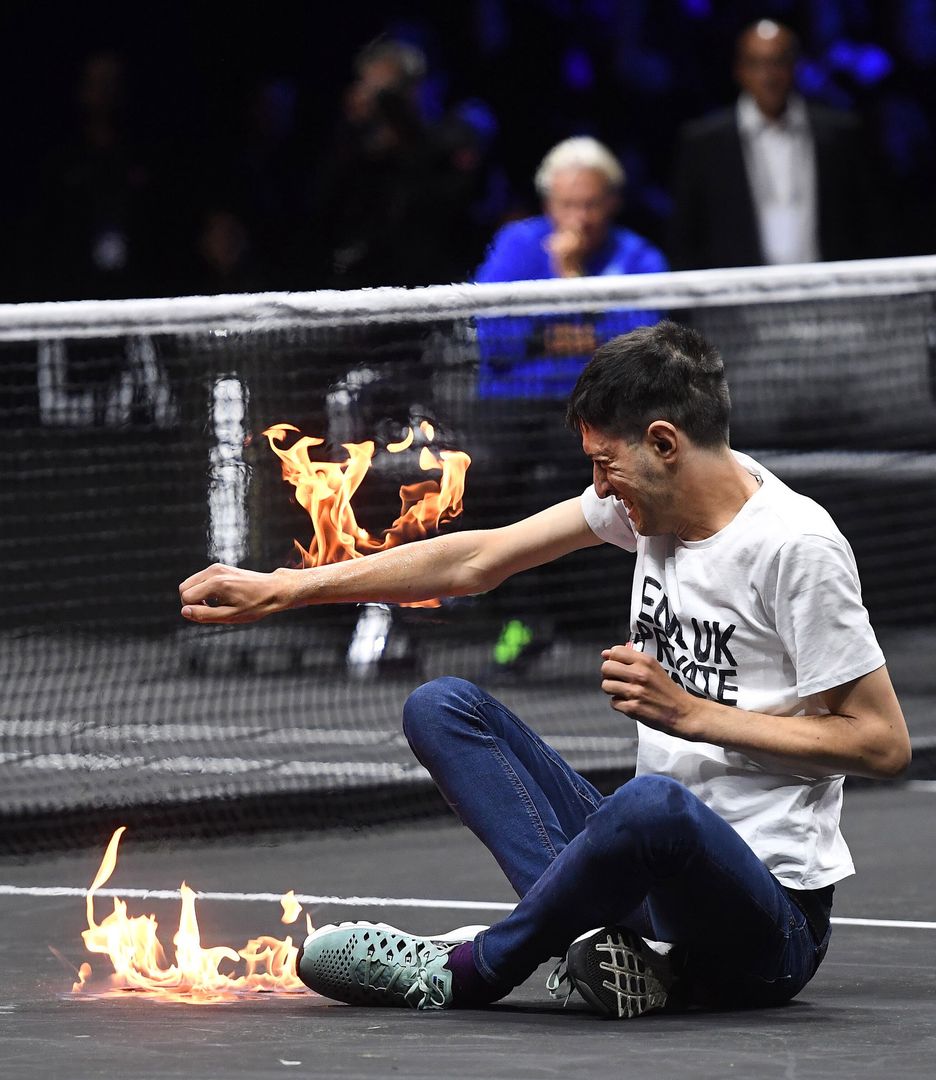 Mężczyzna podpalił rękę podczas Laver Cup