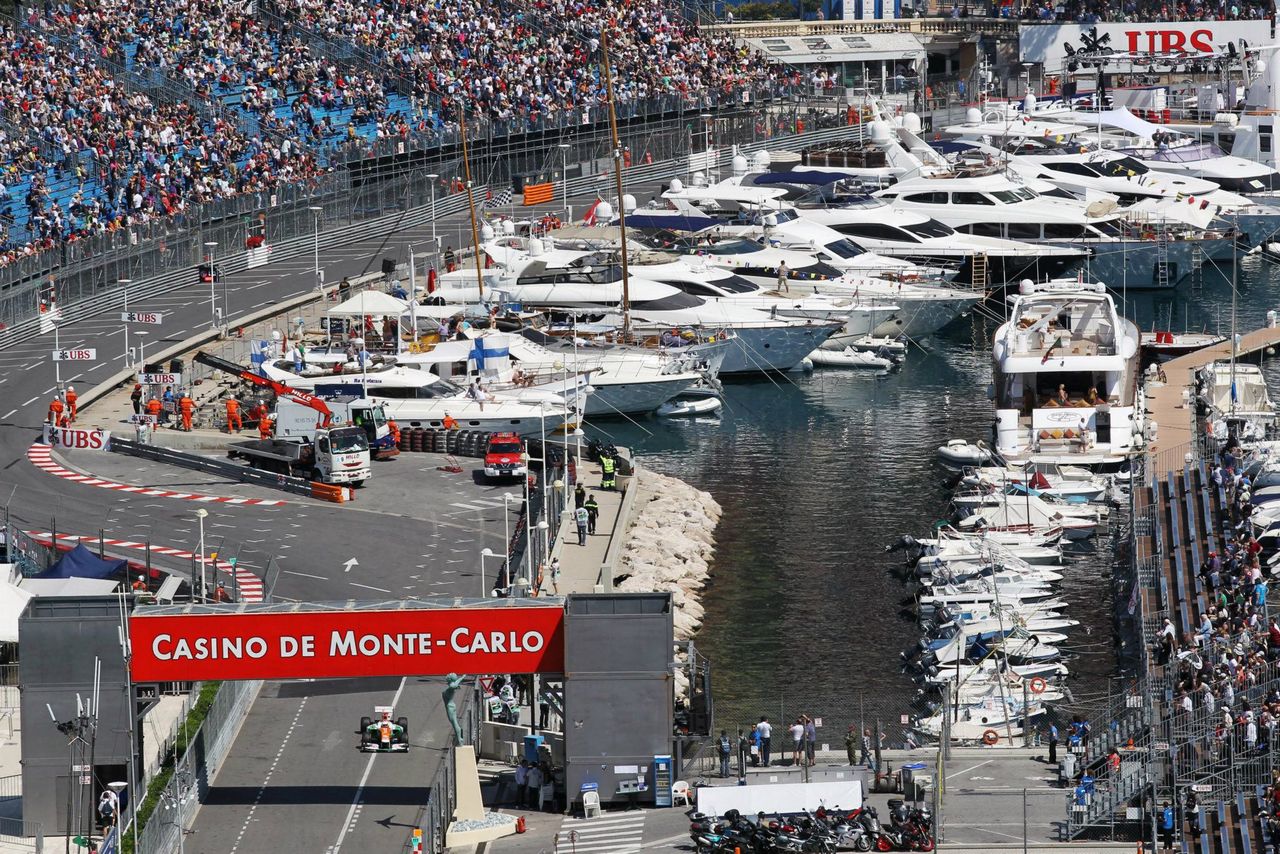 Detonacja podejrzanej paczki i zawalenie się trybuny - co się dzieje w Monako?