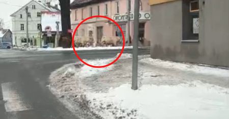 Stał na czerwonym. I nagle taki widok. Nagranie z Nowej Rudy