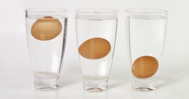 Gdy włożysz jajko do wody i będzie unosić się na powierzchni, nie nadaje się już do spożycia. Dzieje się tak, ponieważ wewnątrz gromadzą się gazy.