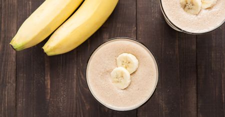 Budyń bananowy instant przygotowany z mlekiem o zawartości tłuszczu 2%