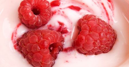 Jogurt owocowy o obniżonej zawartości tłuszczu (10 g białka w 225 g)