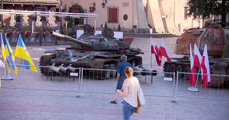 “Niezwyciężona armia”. Zniszczone rosyjskie pojazdy pancerne na placu Zamkowym w Warszawie