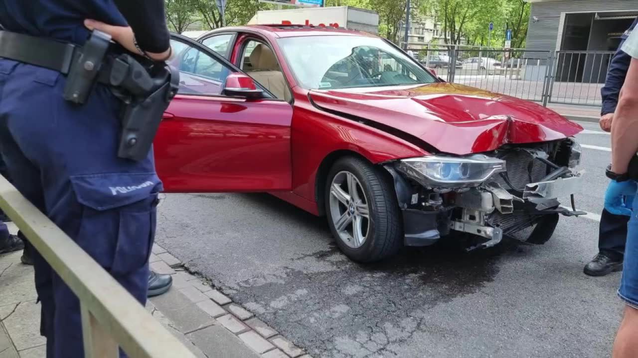 Potrącił dwóch policjantów, uciekł. Grozi mu 12 lat w więzieniu, na koncie ma już inne przestępstwa