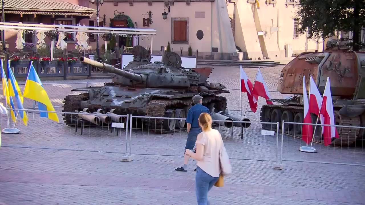 “Niezwyciężona armia”. Zniszczone rosyjskie pojazdy pancerne na placu Zamkowym w Warszawie