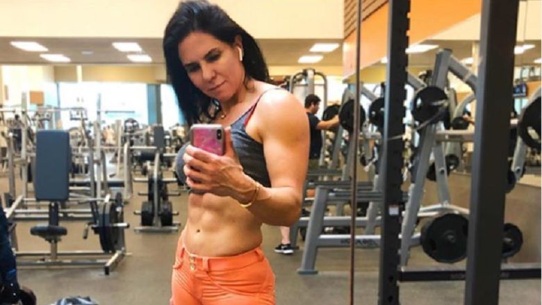 Maria ma 52-lata i kaloryfer na brzuchu