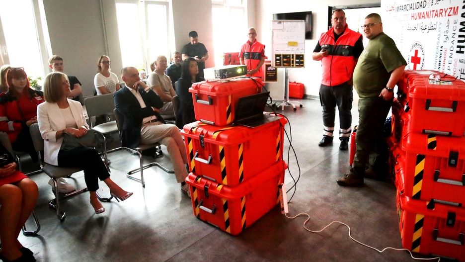 Przekazanie skrzyń ratunkowych zachodniopomorskiemu oddziałowi Polskiego Czerwonego Krzyża.