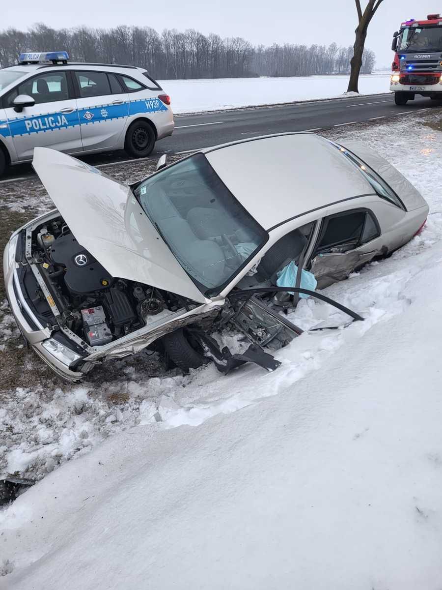 Wypadek w Susku na drodze W560. Zderzenie auta osobowego z ciężarowym, jedna osoba ranna