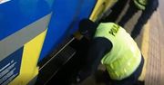 Policjant udzielił pierwszej pomocy medycznej mężczyzn nie, który wpadł między peron, a jadący pojazd szynowy.
