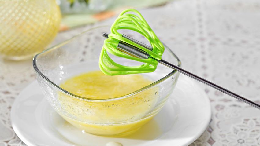 Surowe jajko, rozmieszane