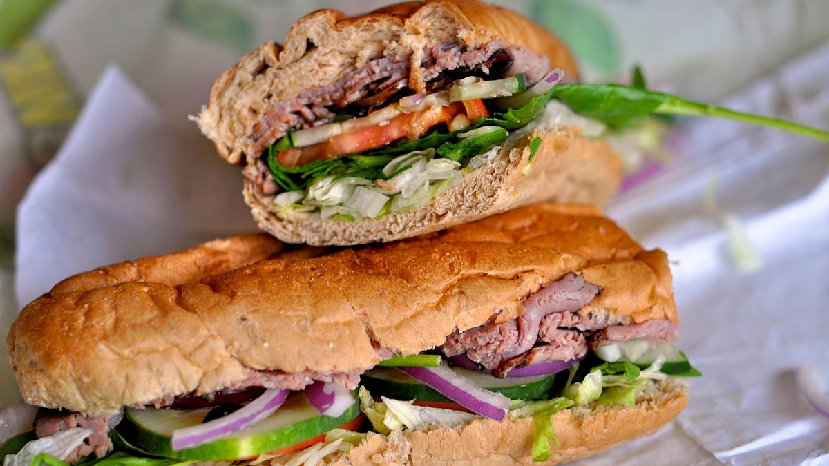 Kanapka na białym pieczywie z pieczoną wołowiną, sałatą i pomidorem (Subway)