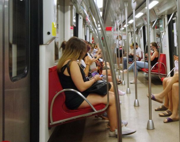 Matka twierdzi, że mężczyzna w metrze robił dziecku zdjęcia z ukrycia